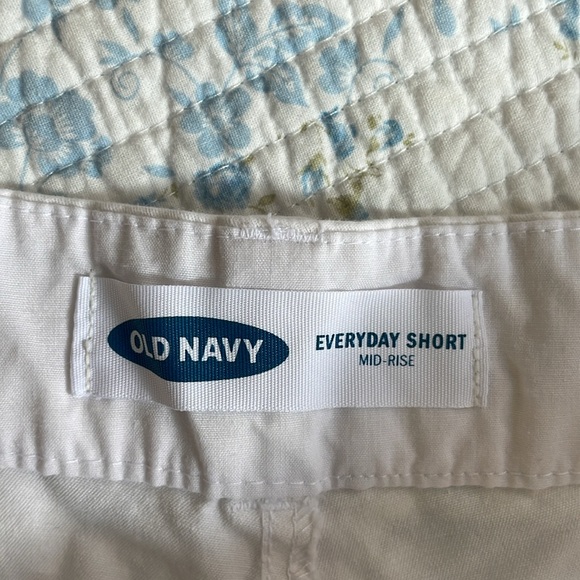 Old Navy white shorts - Picture 3 of 3